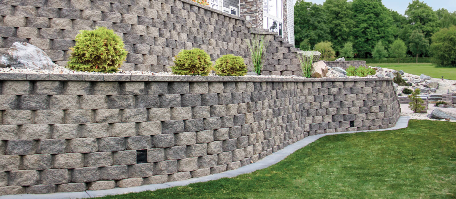 Tiered retaining wall and walkway transition