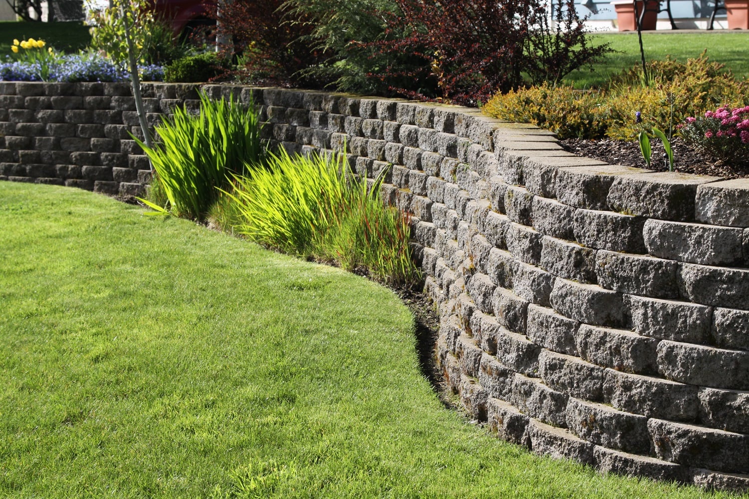 Retaining wall with clean stone finish in Ottawa